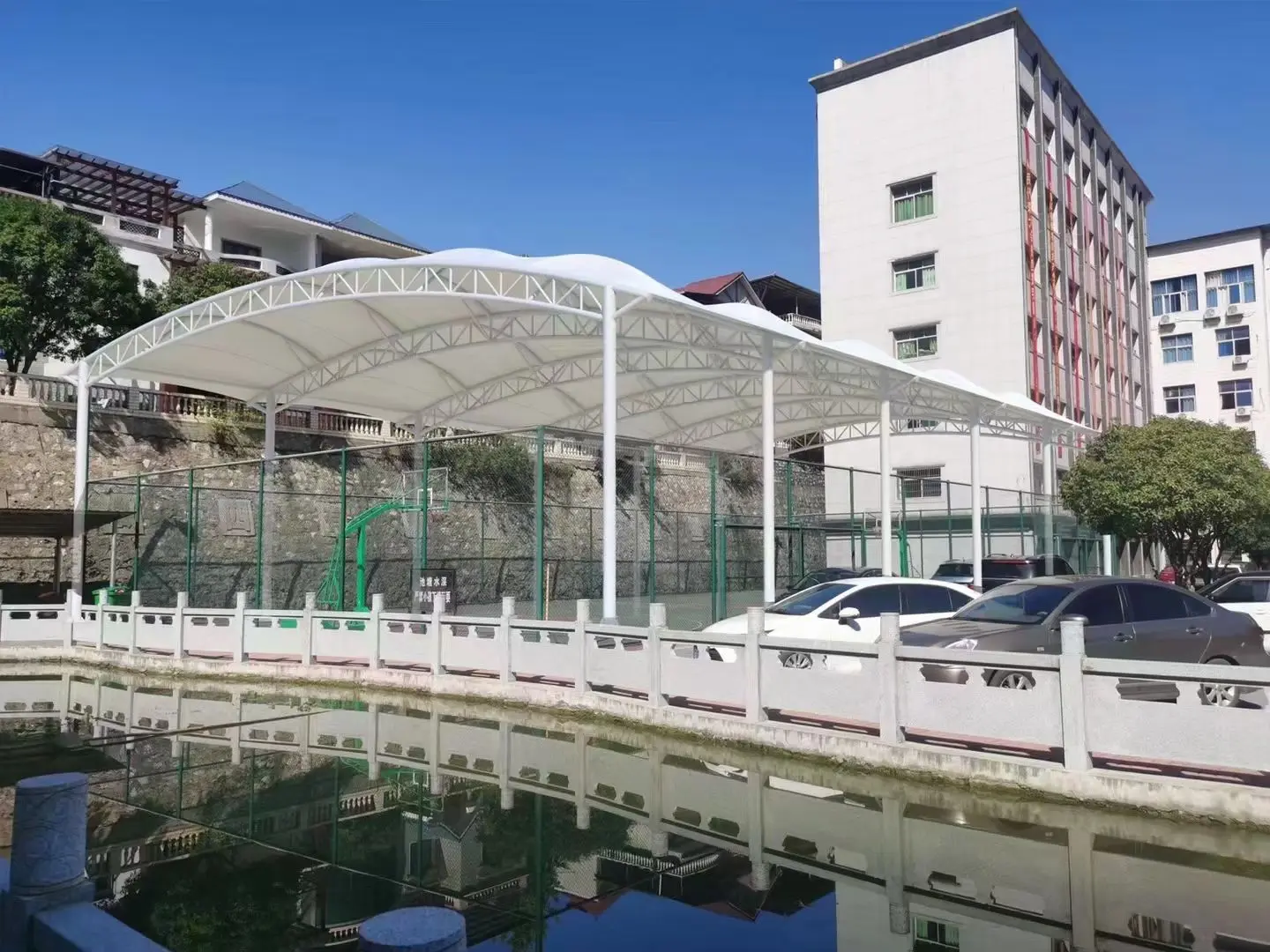 贵州锦屏园区停车棚总在漏水生锈？源头膜结构厂家：按本地气候选材，避开三大坑