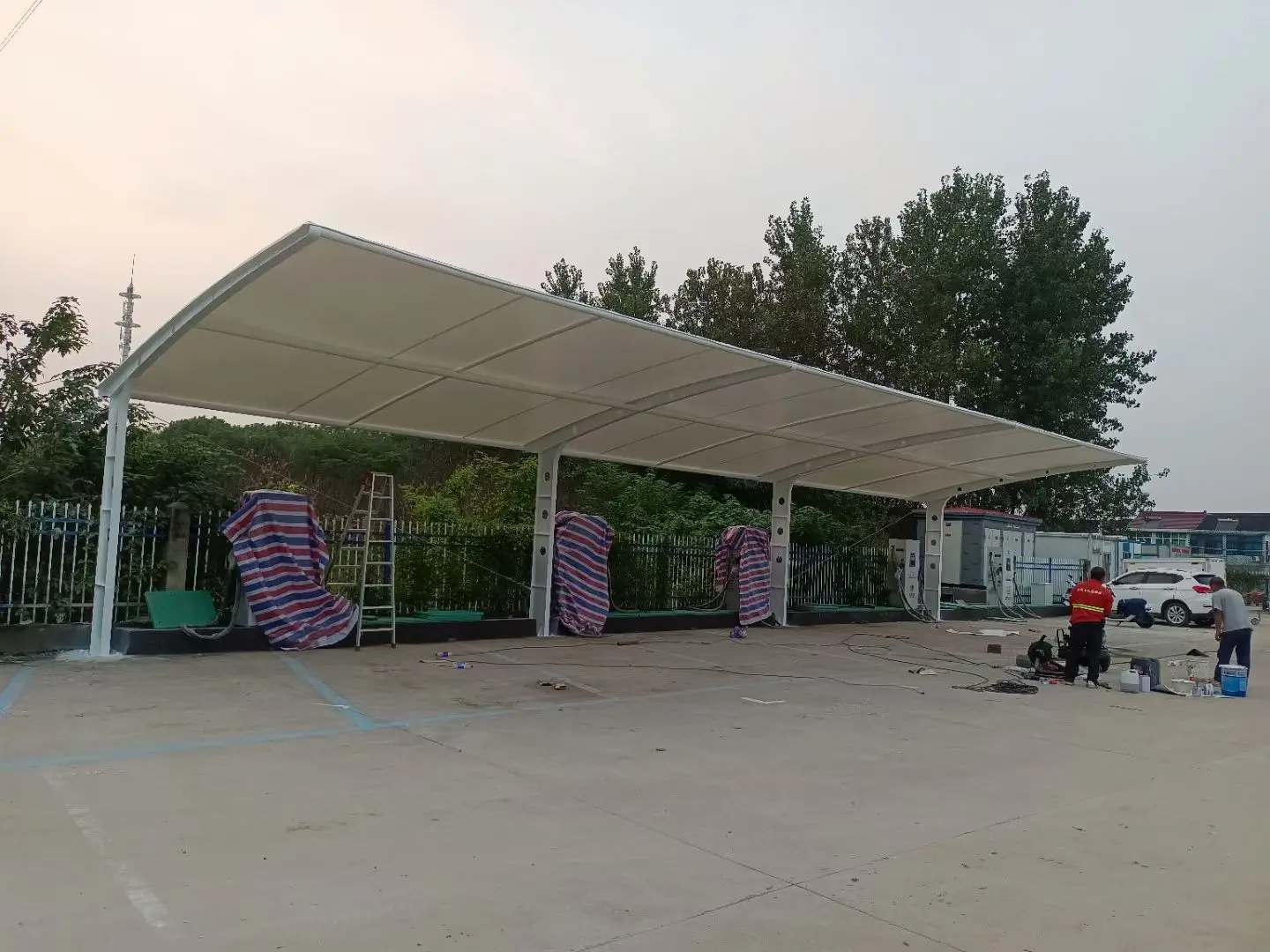 贵州锦屏膜结构工程科普:山地多雨强紫外线环境,停车棚选材别只看低价